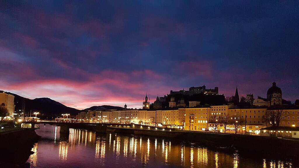 Wundersch\u00f6ner Sonnenaufgang \u00fcber Salzburg III