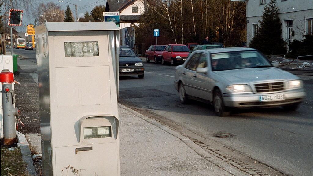 Symbolbild: Der 30-Jährige raste mit 94 km/h durch das Ortsgebiet von Wagenham.