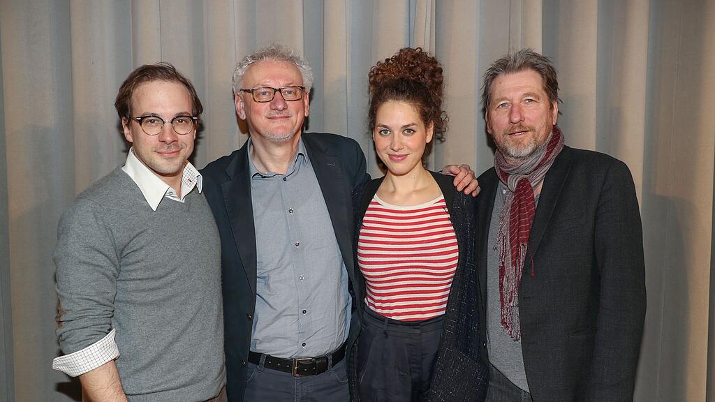Im Bild (v.li.): Florian Teichtmeister, Erhard Riedelsperger, Fanny Krausz und Michael Fitz.