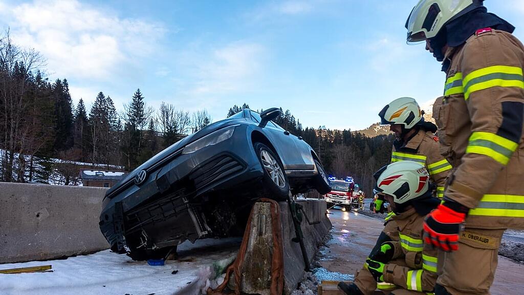 auto auf betonwand annaberg