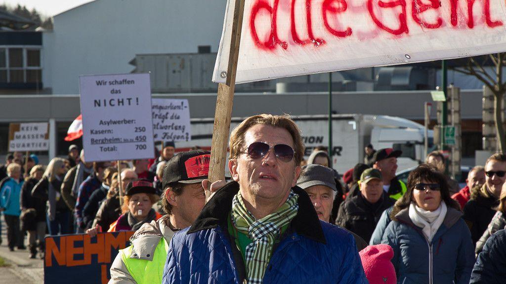 200 Personen demonstrieren gegen Asyl-Großquartier in Straniakstraße