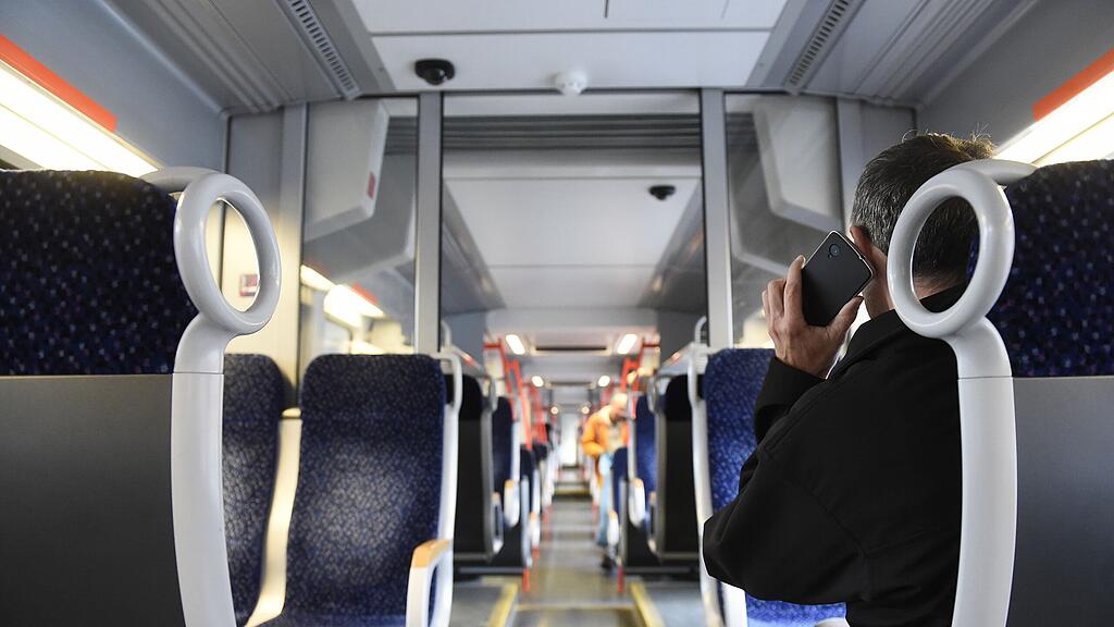Während der Zugfahrt kam es zu dem tätlichen Angriff. (Symbolbild)