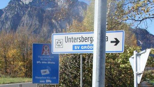 Pkw prallt in Laternenmast