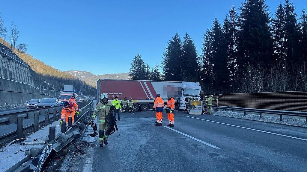 A10 bei Hüttau: Sattelschlepper contra Pkw