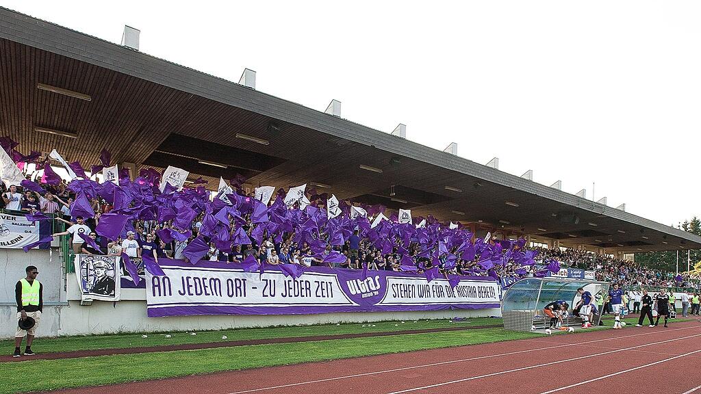 Die mitgereisten Austria-Fans machten das ÖFB-Cupspiel in Vöcklabruck zu einem echten Heimspiel.
