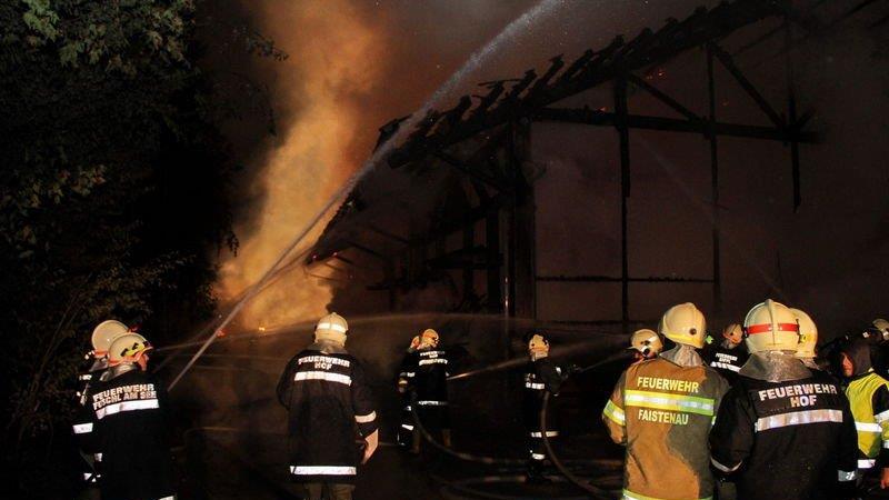 Sägewerk in Vollbrand: Löscharbeiten