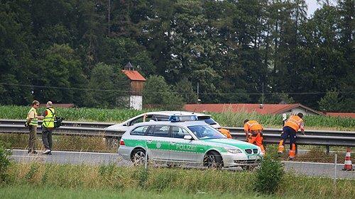 Wohnwagen schleudert auf A8