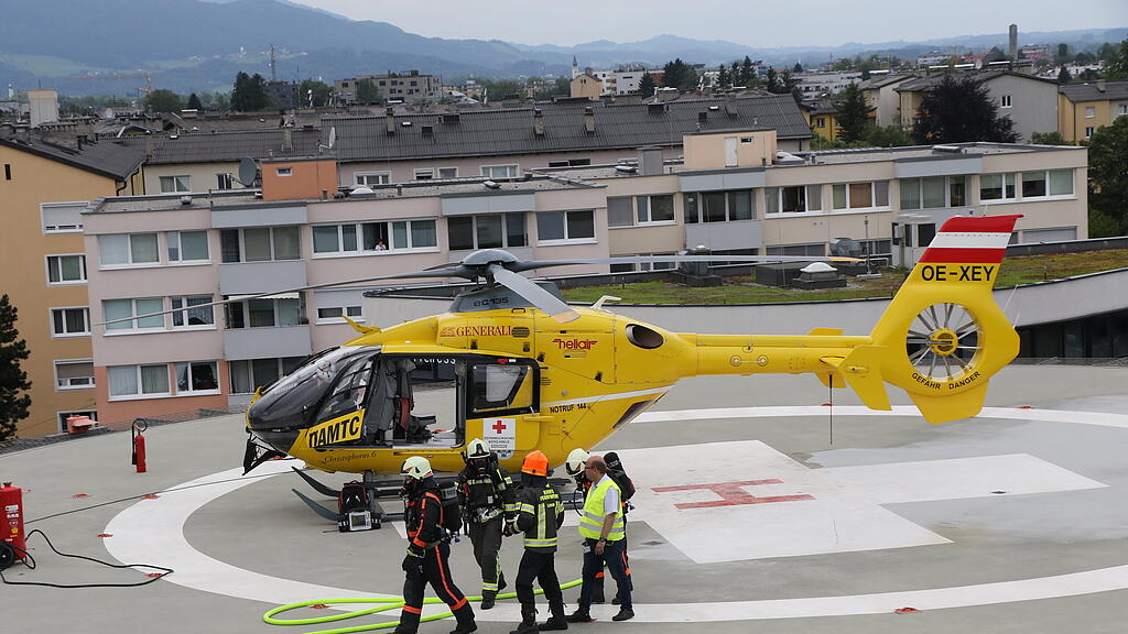 Einsatz\u00fcbung mit brennendem Hubschrauber