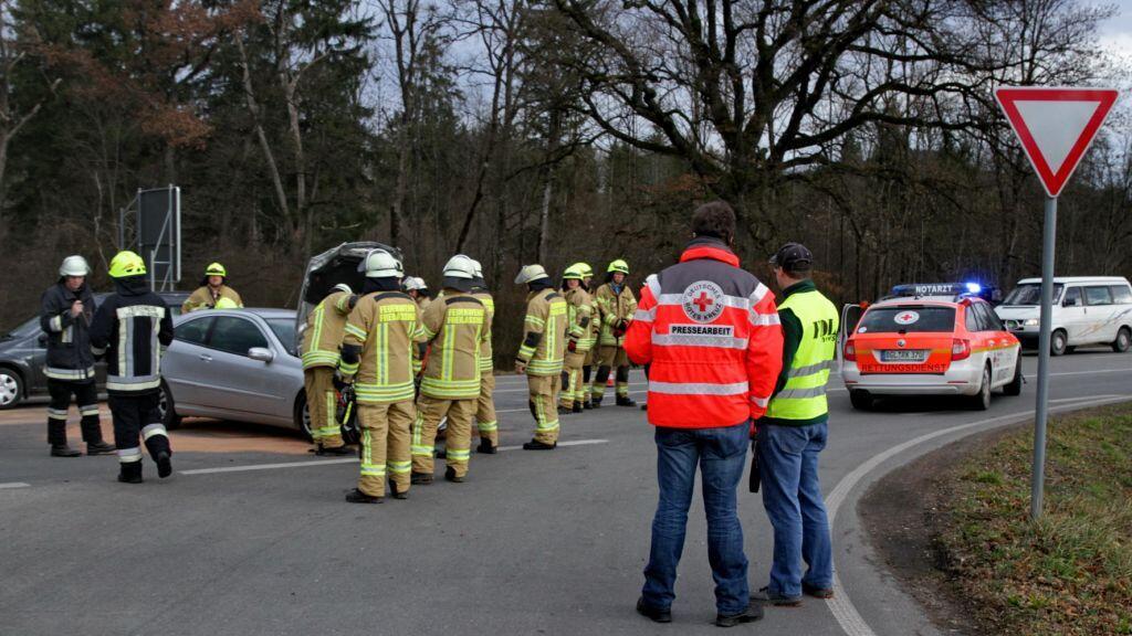 Vier Verletzte bei Crash auf B20 in Freilassing.