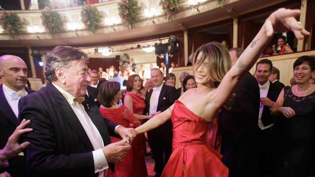 Opernball 2015: Busenblitzer von Elisabetta Canalis
