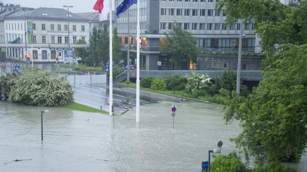 Linz: Donaulände überflutet
