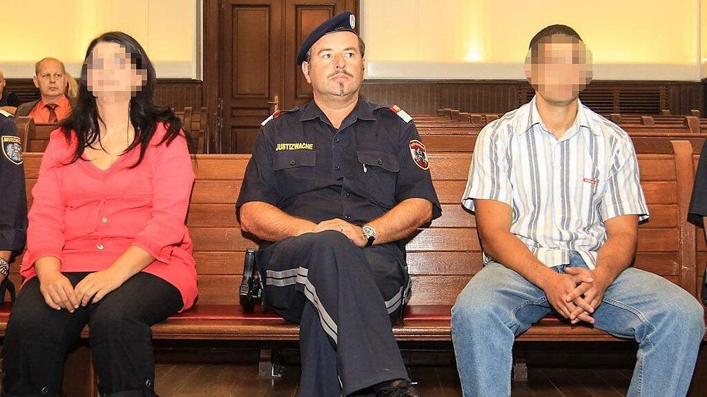 Die 43-Jährige und ihr 24-jähriger Sohn müssen sich wegen eines Banküberfalles am Landesgericht Ried/Innkreis verantworten.