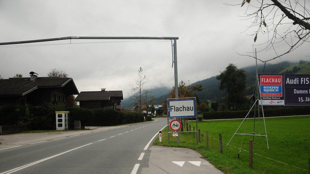 Pkw rast Polizei davon