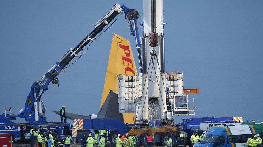Flugzeug wird geborgen