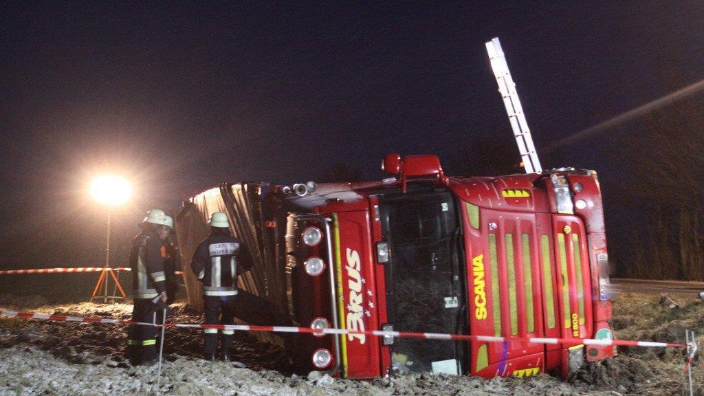 Fridolfing: Lkw umgekippt