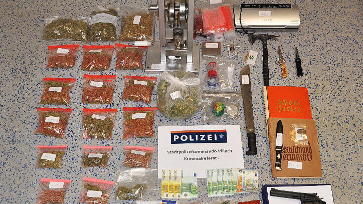 Die Polizei beschlagnahmte Drogen, Zubehör, Waffen und NS-Bücher.