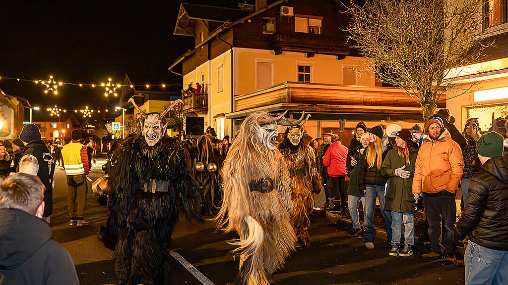 Krampuslauf im Ortszentrum, Großgmain