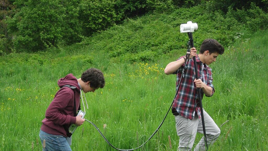 Schüler des BG Tamsweg bei den ersten Test-Messungen mit dem Magnetometer. Damit wird die Gesamtfeldstärke des Erdmagnetfeldes gemessen.