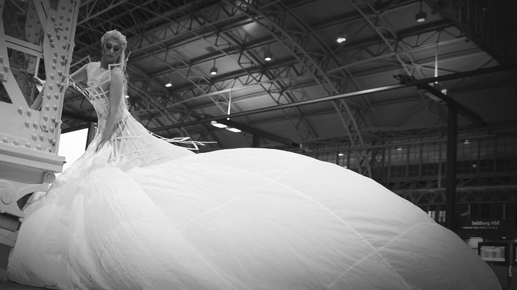 Hauptbahnhof als Kleid: Fotoshooting