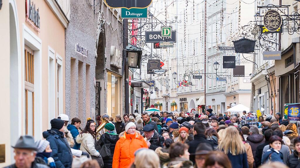Reges Treiben in der Getreidegasse in Salzburg.