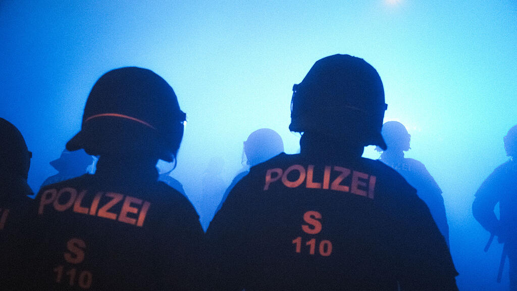 Fanmarsch von Go Ahead Eagles in Salzburg