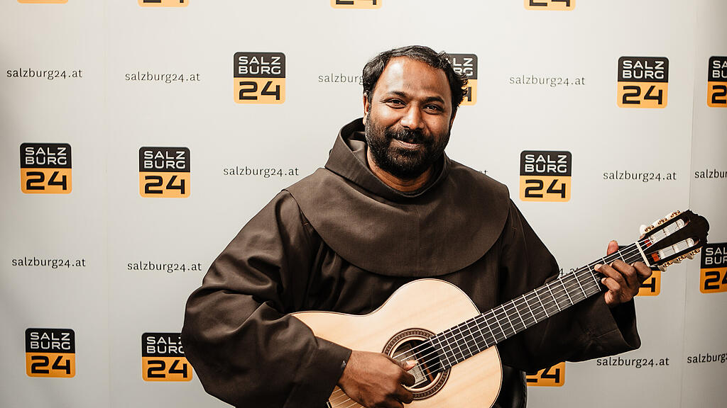Singender Pater Manuel
