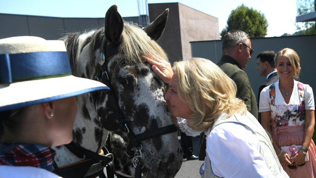 So heiratet Karin Kneissl
