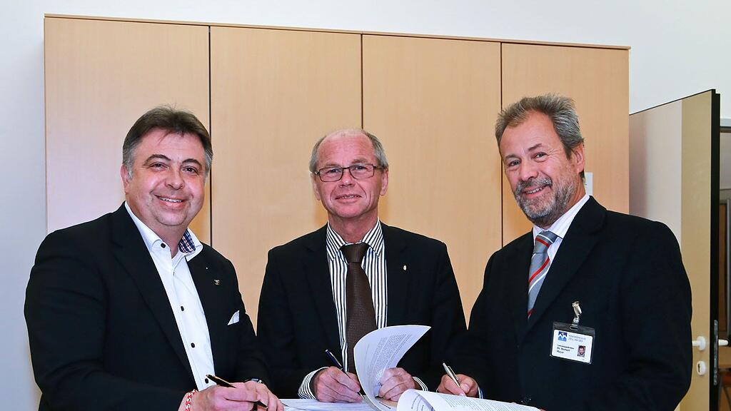 Zells Bürgermeister Peter Padourek , LH Stv. Christian Stöckl und GF Krankenhaus Zell am See Dr. Herbert Mayer.