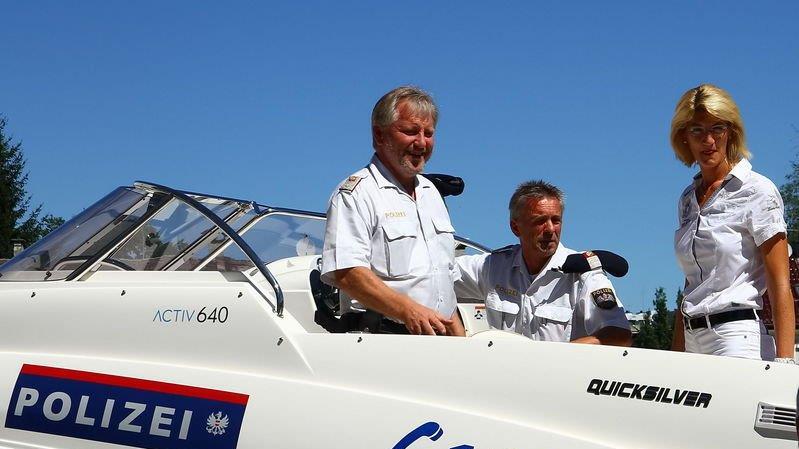 Neues Polizeiboot überstellt
