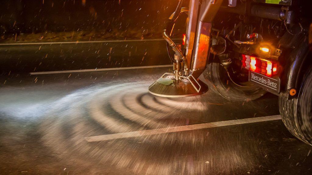 Zwei Verletzte bei Unfall mit Klein-Lkw auf A1