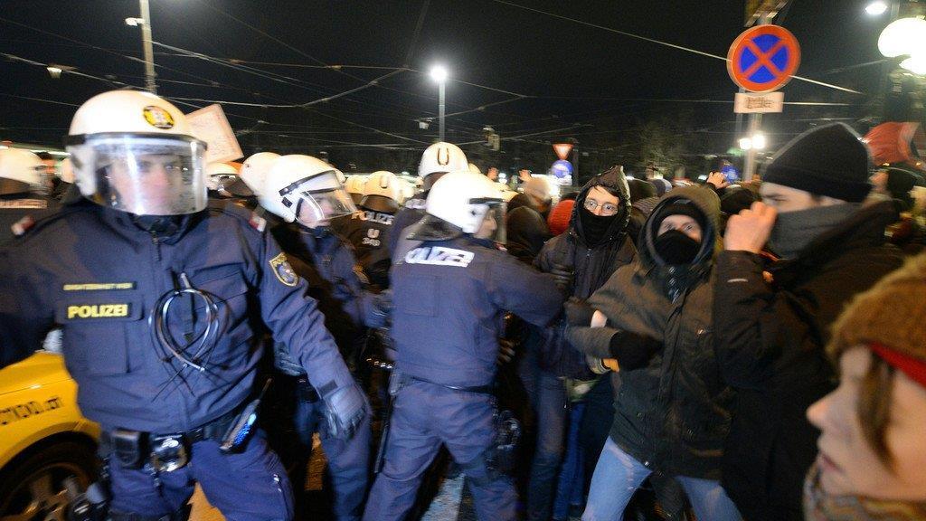 Demos gegen Akademikerball