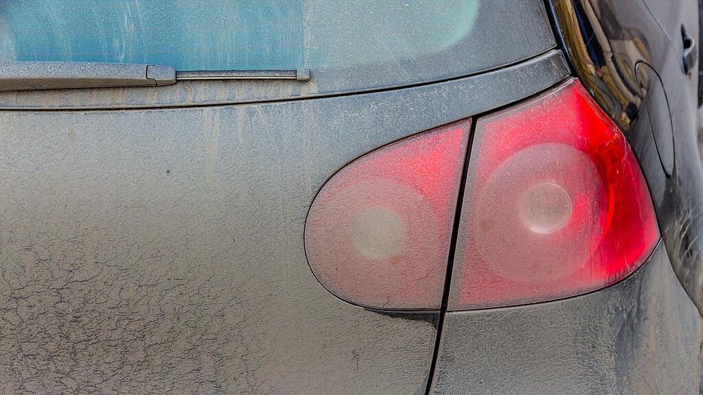 Regelmäßiges Autowaschen ist besonders gegen Ende des Winters wichtig. (Symbolbild)