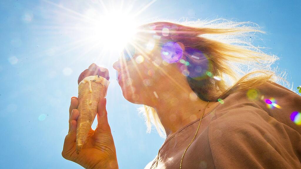 ABD0131_20150701 - Jennifer genie§t am 01.07.2015 bei Temperaturen ?ber 30 Grad Celsius in Frankfurt am Main (Hessen) ein Eis in der Sonne. Auch f?r die n?chsten Tage sind sehr hohe Temperaturen und Sonnenschein f?r das Rhein-Main-Gebiet vorhergesagt. Foto: Christoph Schmidt/dpa +++(c) dpa - Bildfunk+++