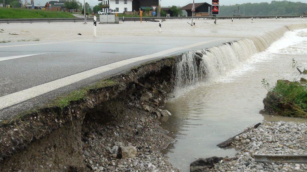 A8 überflutet