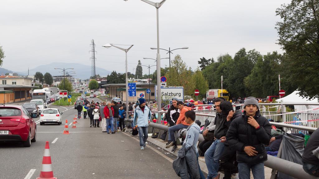 760 Flüchtlinge an der Saalachbrücke