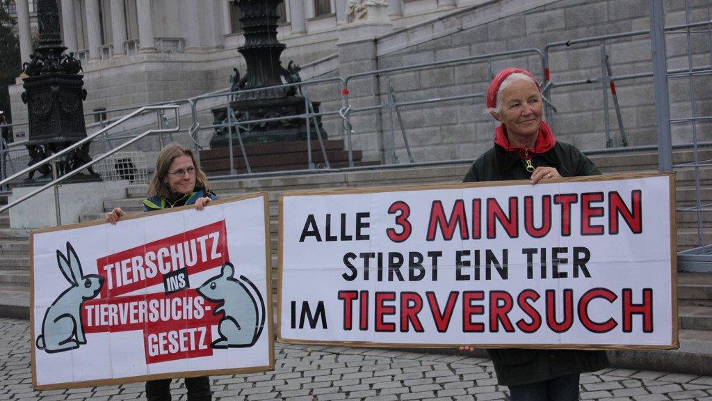 Tierschützerinnen protestieren nackt vor Parlament (Käfige)