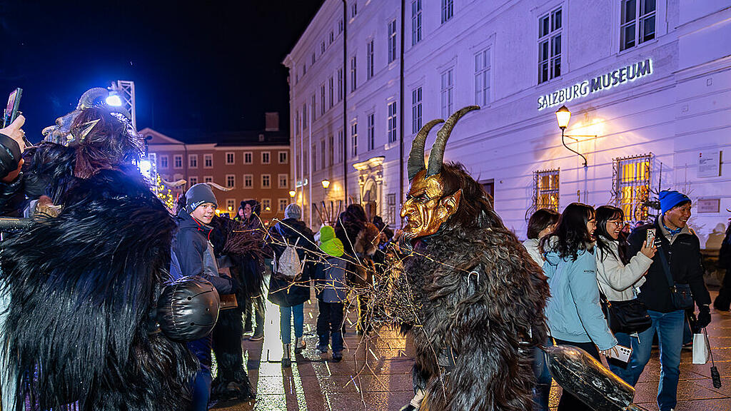 Lauf der Gr\u00f6diger Krampusse in der Altstadt