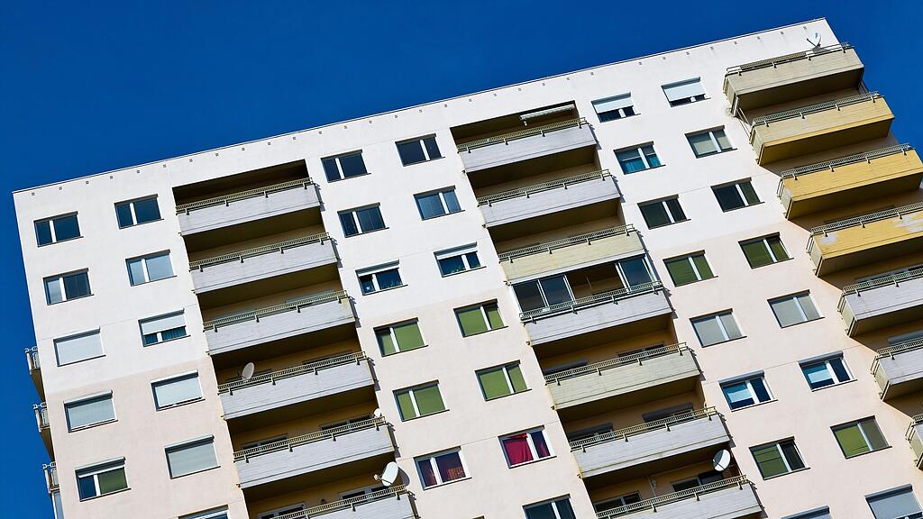 Der Mann hantierte mit den Waffen auf seinem Balkon. (Symbolbild)