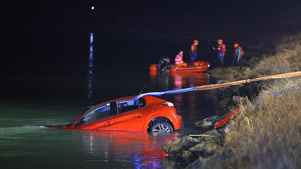 Auto stürzt bei Oberndorf in Salzach: Familie tot