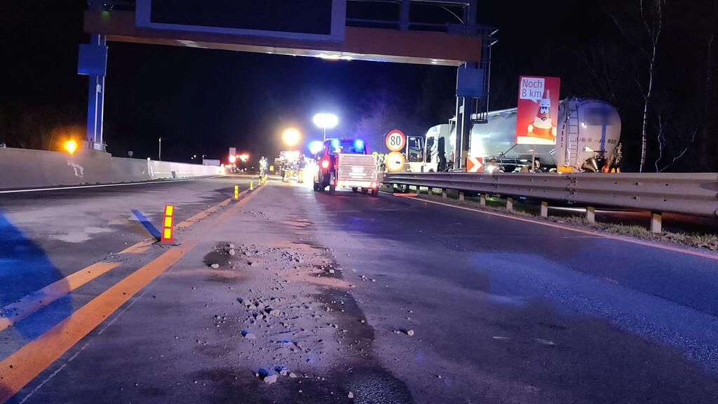 Lkw verliert Hunderte Liter Diesel auf A10 beim Brentenbergtunnel