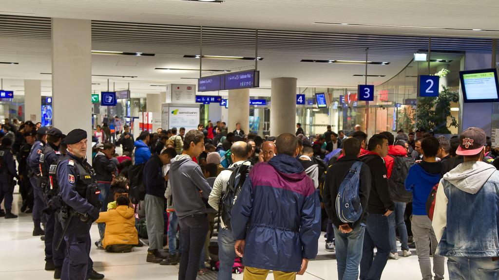 Flüchtlinge in Salzburg: Hauptbahnhof in der Nacht auf Mittwoch