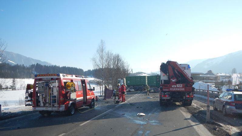 Saalfelden: Frontalcrash zwischen Pkw und Lkw fordert Todesopfer