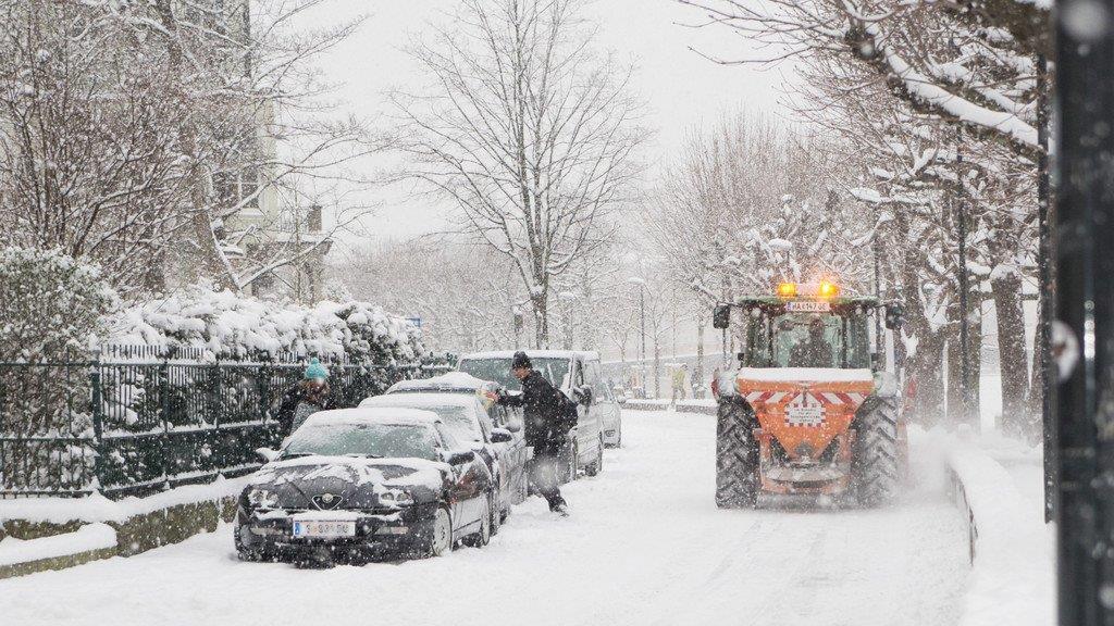 Schnee sorgt für Unfälle und Verkehrschaos: Innenstadt versinkt im Schnee