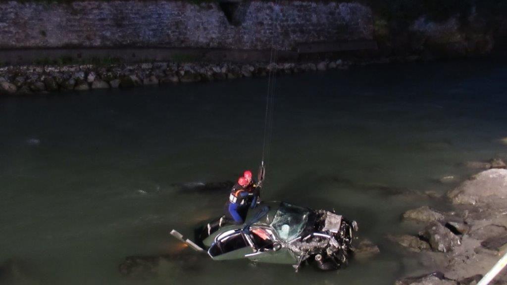 Auto stürzt in Salzach