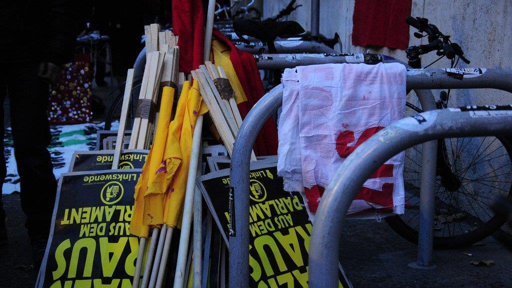 Akademikerball 2013: Demonstranten versammeln sich vor der Hauptuni
