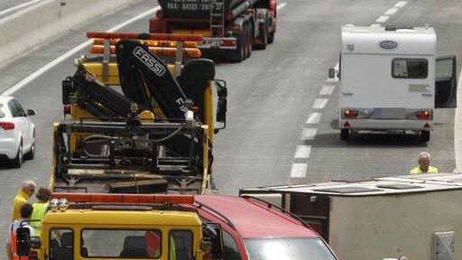 A10: Wohnwagen kippt um