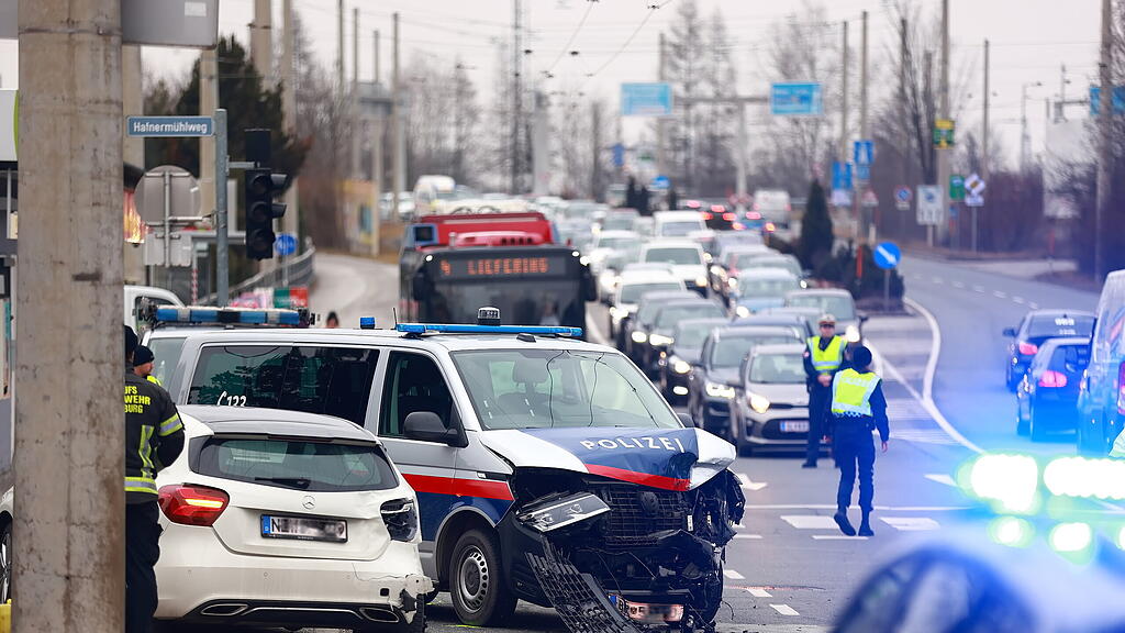 Polizeiauto contra Auto auf Münchner Bundesstraße