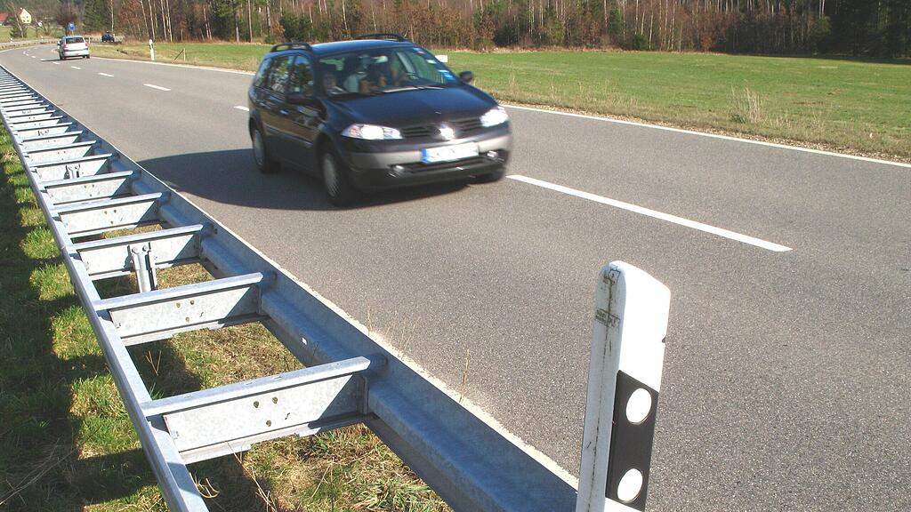 Der Wagen prallte mehrmals in die Leitschiene. (Symbolbild)