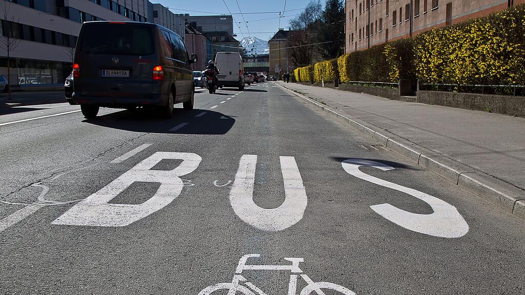 Die neue Busspur in der Rudolf-Biebl-Straße wurde fertiggestellt.