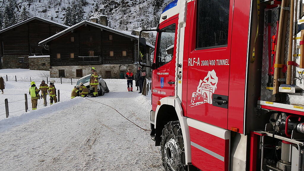 Bad Gastein: Auto rutscht von Straße